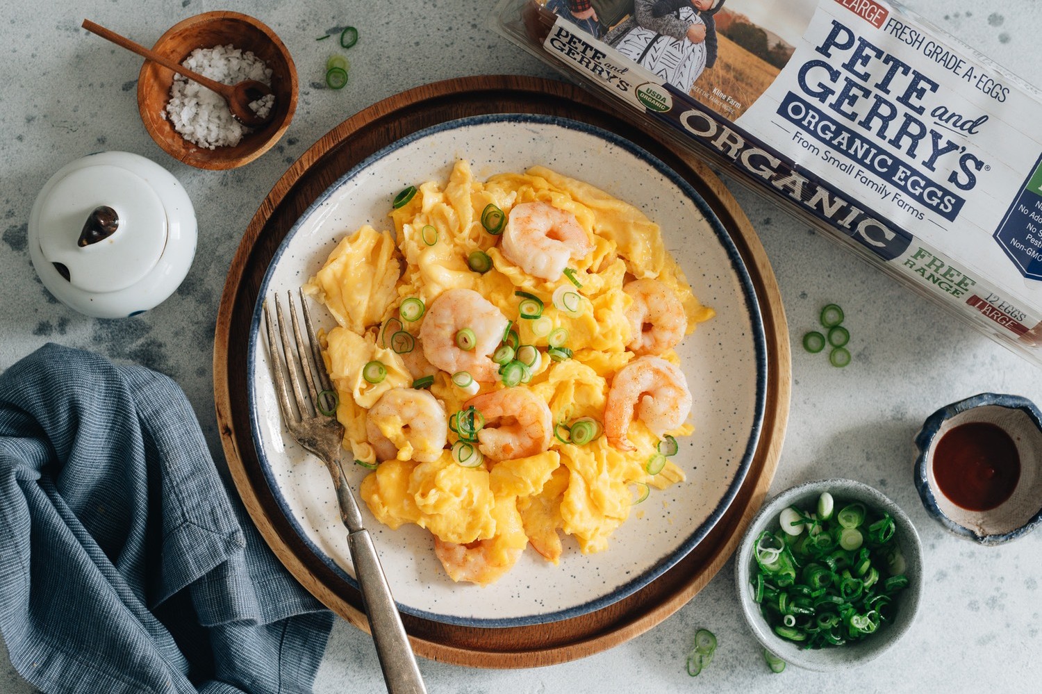 Quick and simple Chinese scrambled eggs recipe featuring tender shrimp marinated in Shaoxing wine and white pepper. | peteandgerrys.com 