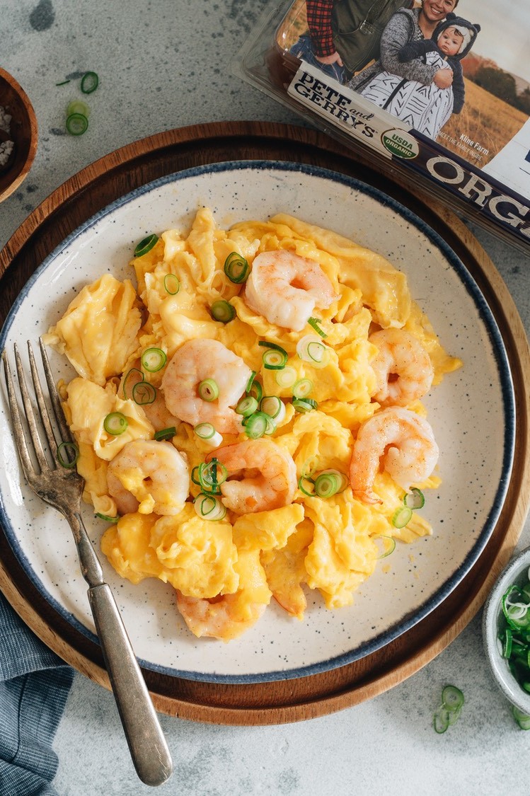 Quick and simple Chinese scrambled eggs recipe featuring tender shrimp marinated in Shaoxing wine and white pepper. | peteandgerrys.com 