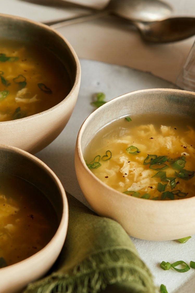 Quick and easy recipe for egg drop soup, a warm, comforting concoction of chicken stock, garlic, green onions, and wisps of tender cooked eggs. | peteandgerrys.com 