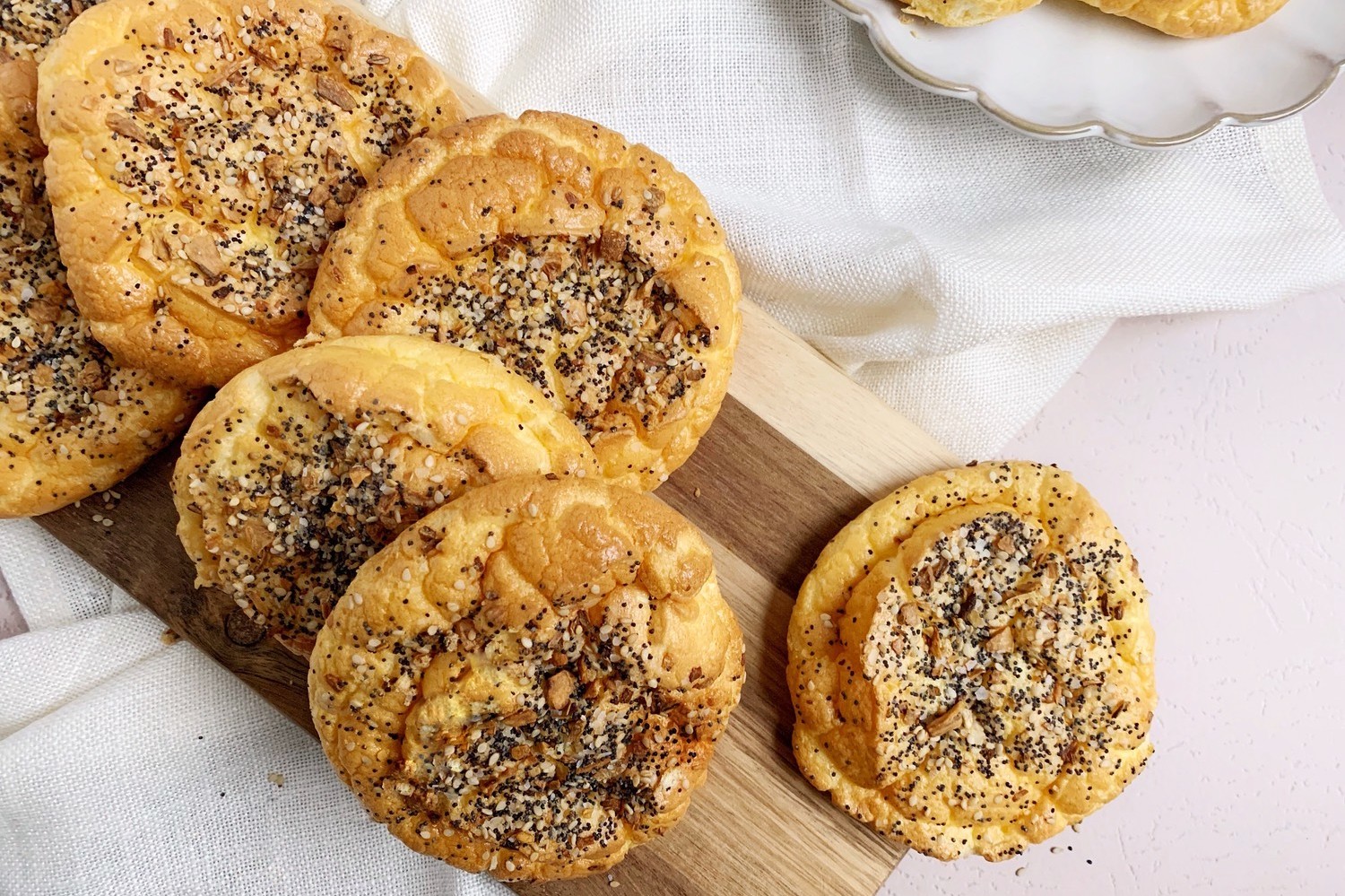 Perfect for those following a low carb diet this everything bagel keto cloud bread is just begging to be smeared with cream cheese and served with lox, capers, and red onion.