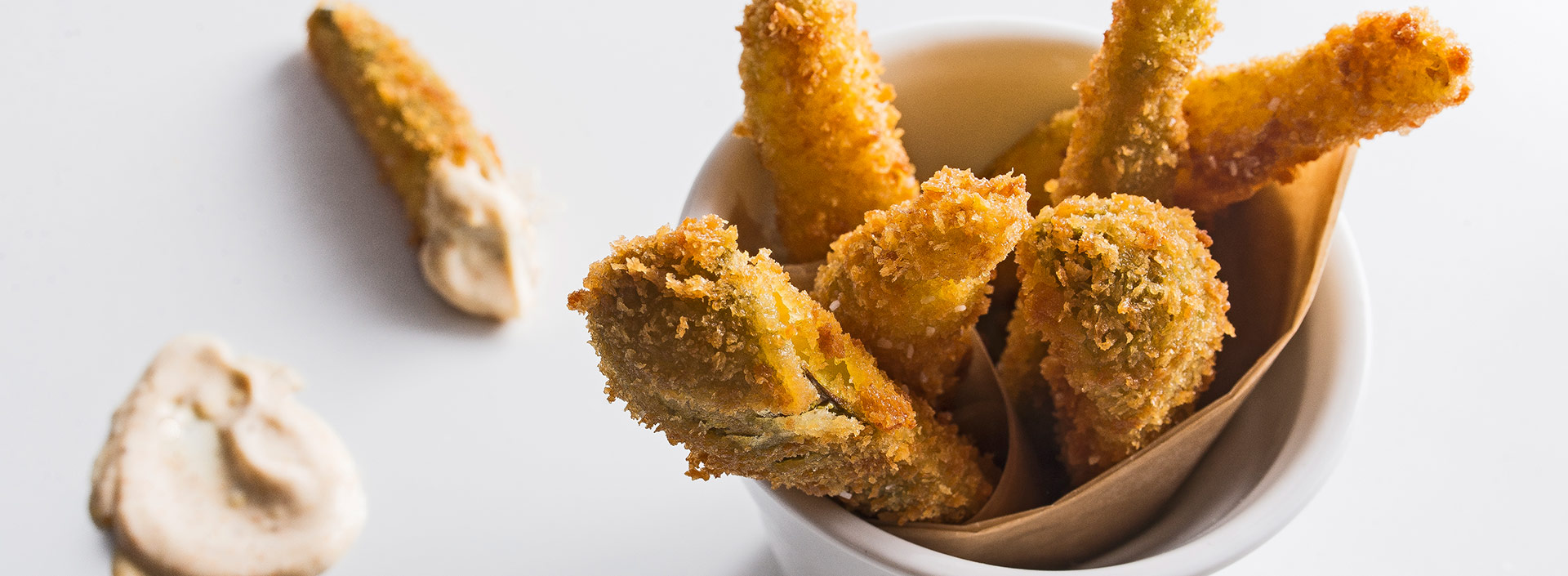 These golden and crispy, fried pickle spears, are perfect for any party. These spears are breaded with panko and served with homemade spicy mayo. | peteandgerrys.com 