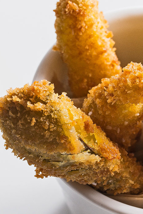 These golden and crispy, fried pickle spears, are perfect for any party. These spears are breaded with panko and served with homemade spicy mayo. | peteandgerrys.com 