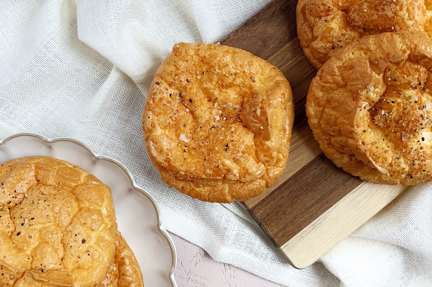 Who wouldn't choose a garlic Parmesan crust for their pizza if given the choice? Thanks to the invention of cloud bread, even people who are following a low carb diet can enjoy this seasoned goodness for breakfast, lunch, or dinner.