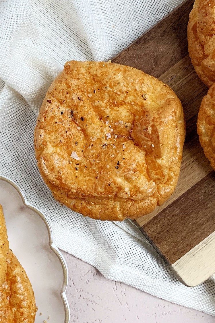 Who wouldn't choose a garlic Parmesan crust for their pizza if given the choice? Thanks to the invention of cloud bread, even people who are following a low carb diet can enjoy this seasoned goodness for breakfast, lunch, or dinner.