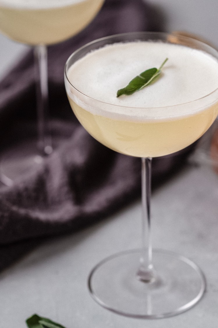 This light and lemony gin fizz packs some intense flavor thanks to two key ingredients: Meyer lemon and egg white. | peteandgerrys.com 