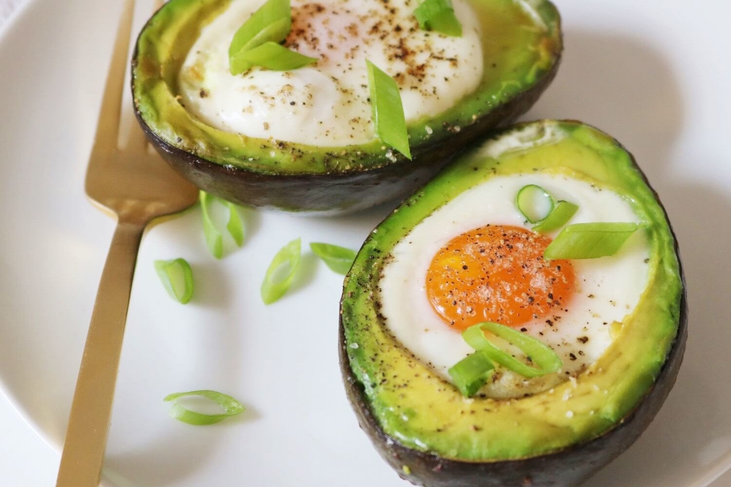 A recipe for avocado egg boats by dietitian Keri Glassman. Avocado is halved, and each half is filled with an organic egg and baked for a nutritious combination of protein and healthy fats. | peteandgerrys.com 