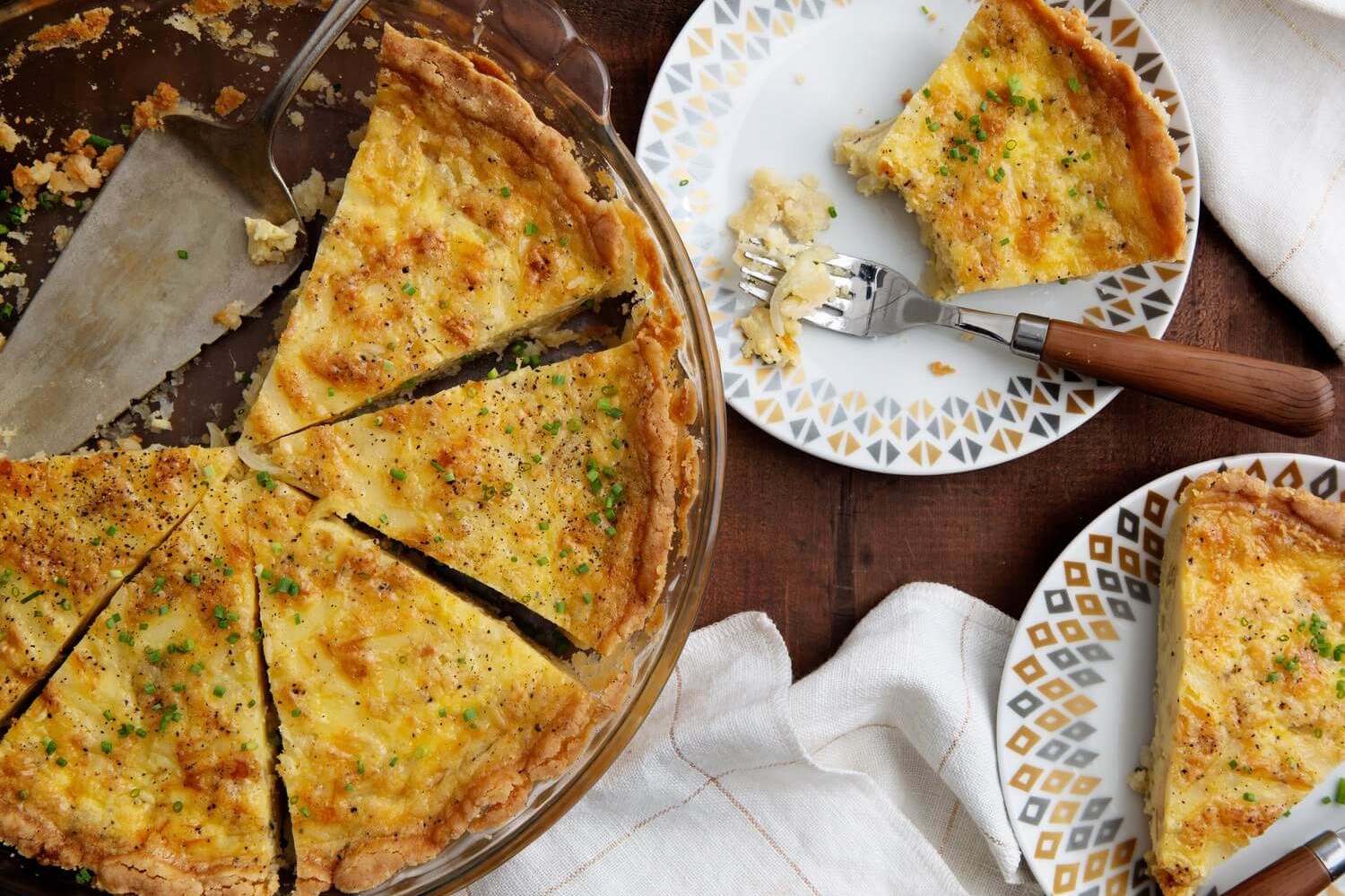 This keto caramelized onion quiche is made with organic eggs, gruyére cheese, and heavy cream. The crust is cooked until golden brown and made with almond flour. | peteandgerrys.com 