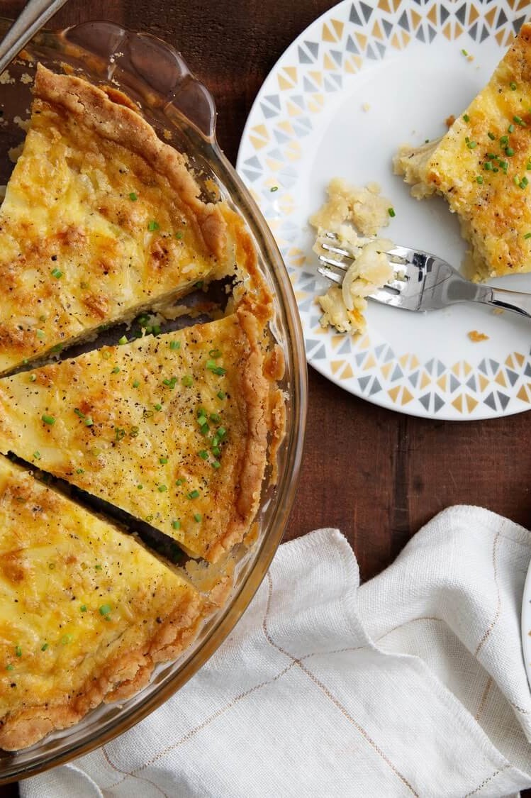 This keto caramelized onion quiche is made with organic eggs, gruyére cheese, and heavy cream. The crust is cooked until golden brown and made with almond flour. | peteandgerrys.com 