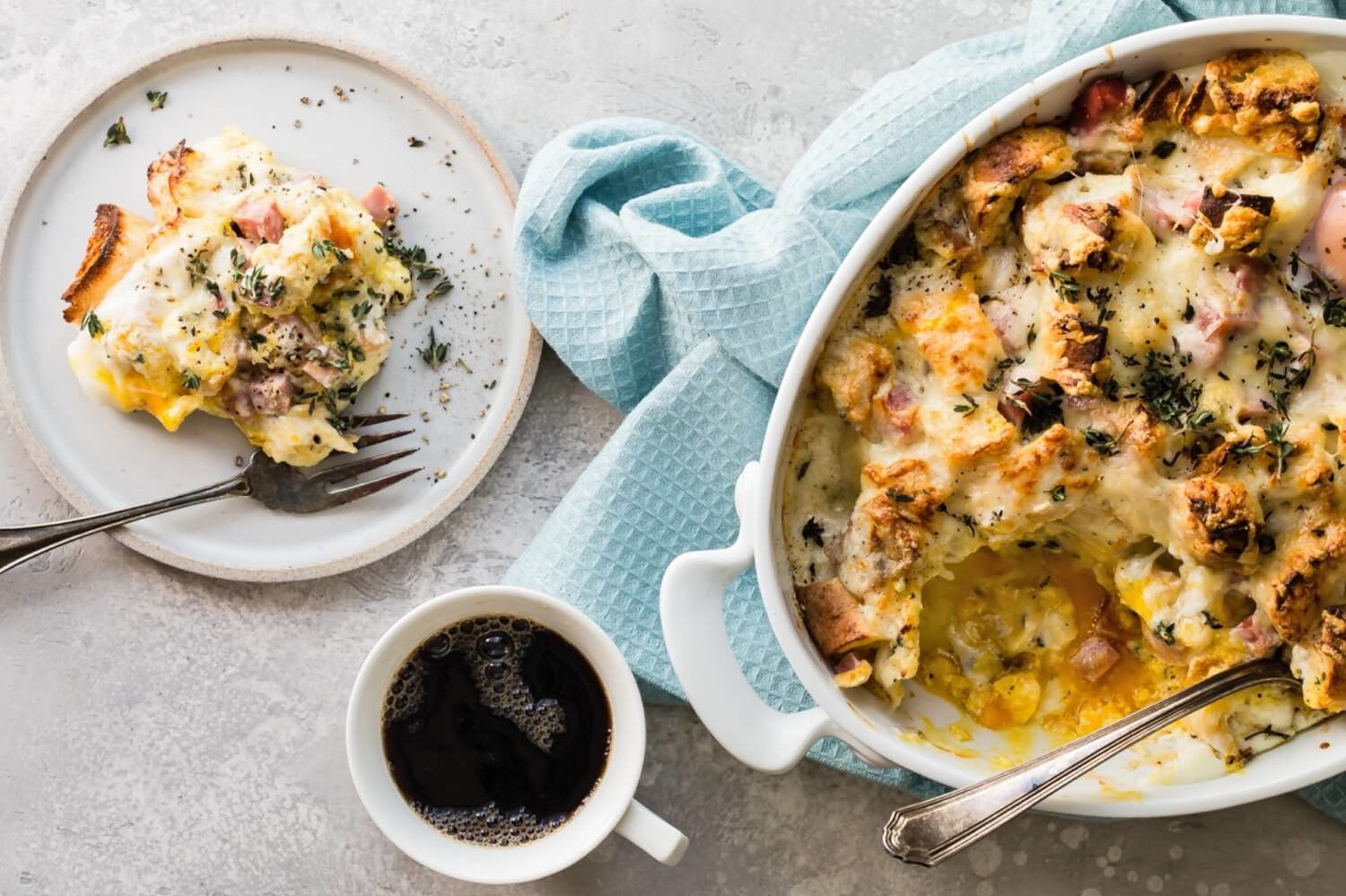 This crowd-friendly croque madame breakfast casserole features slices of crusty French bread coated in Gruyère cheese, ham, a delicious egg mixture, and béchamel sauce. | peteandgerrys.com