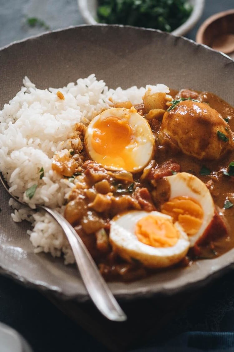 This easy egg curry features soft boiled organic eggs bathed in a buttery curry sauce, and served over hot white rice. | peteandgerrys.com 