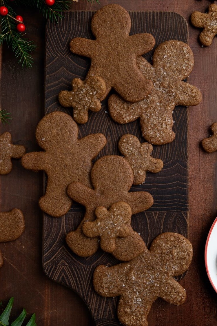 These easy gingerbread cookies are cooked until the edges are crisp and the middle is still slightly soft and chewy. | peteandgerrys.com 