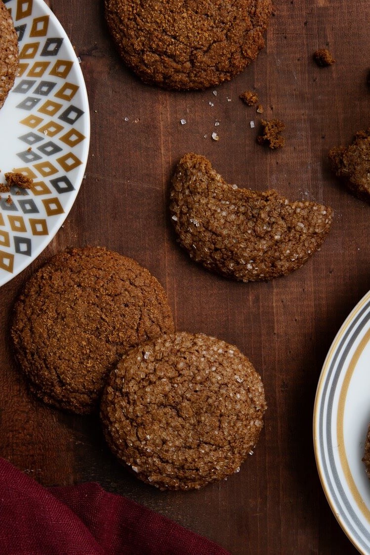 Flourless whole grain molasses cookies made with coconut oil, coconut sugar, oats, ginger, and nutmeg. Perfect for the holiday season. | peteandgerrys.com 