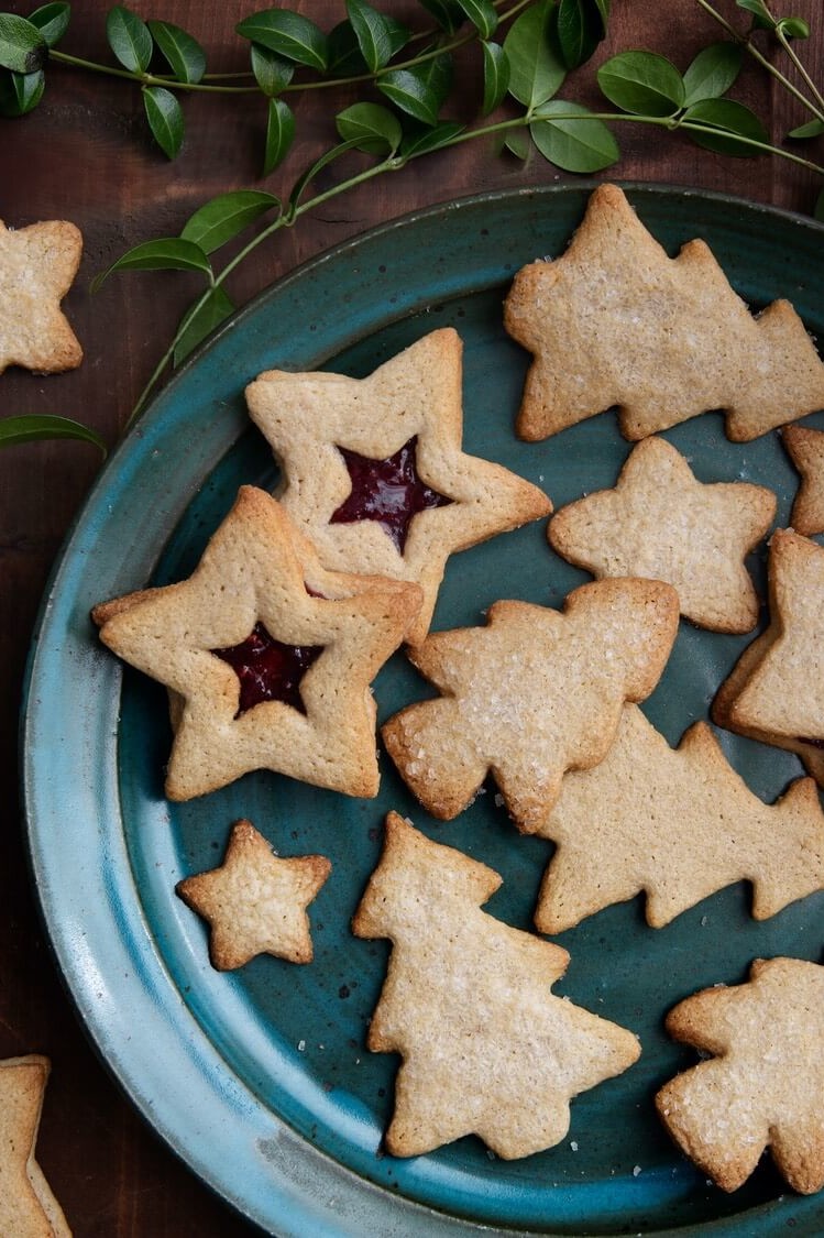 These gluten-free sugar cookies are perfect for any time of the year. These cookies are made with whole-grain oat flour. This dough can also be used for cutout cookies during the holidays. | peteandgerrys.com 