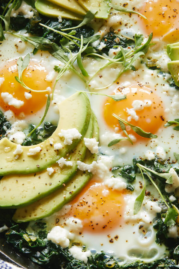 This hearty and delicious green shakshuka features fresh green spinach, avocados, queso fresco, cilantro, and runny organic eggs. | peteandgerrys.com 