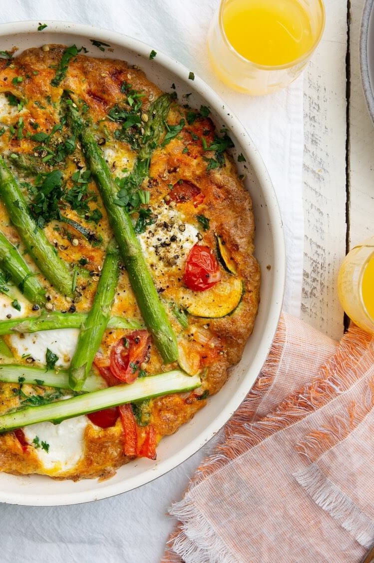 This Italian frittata is filled with tomatoes, asparagus, capsicum peppers, extra virgin olive oil, and an organic egg filling. | peteandgerrys.com 