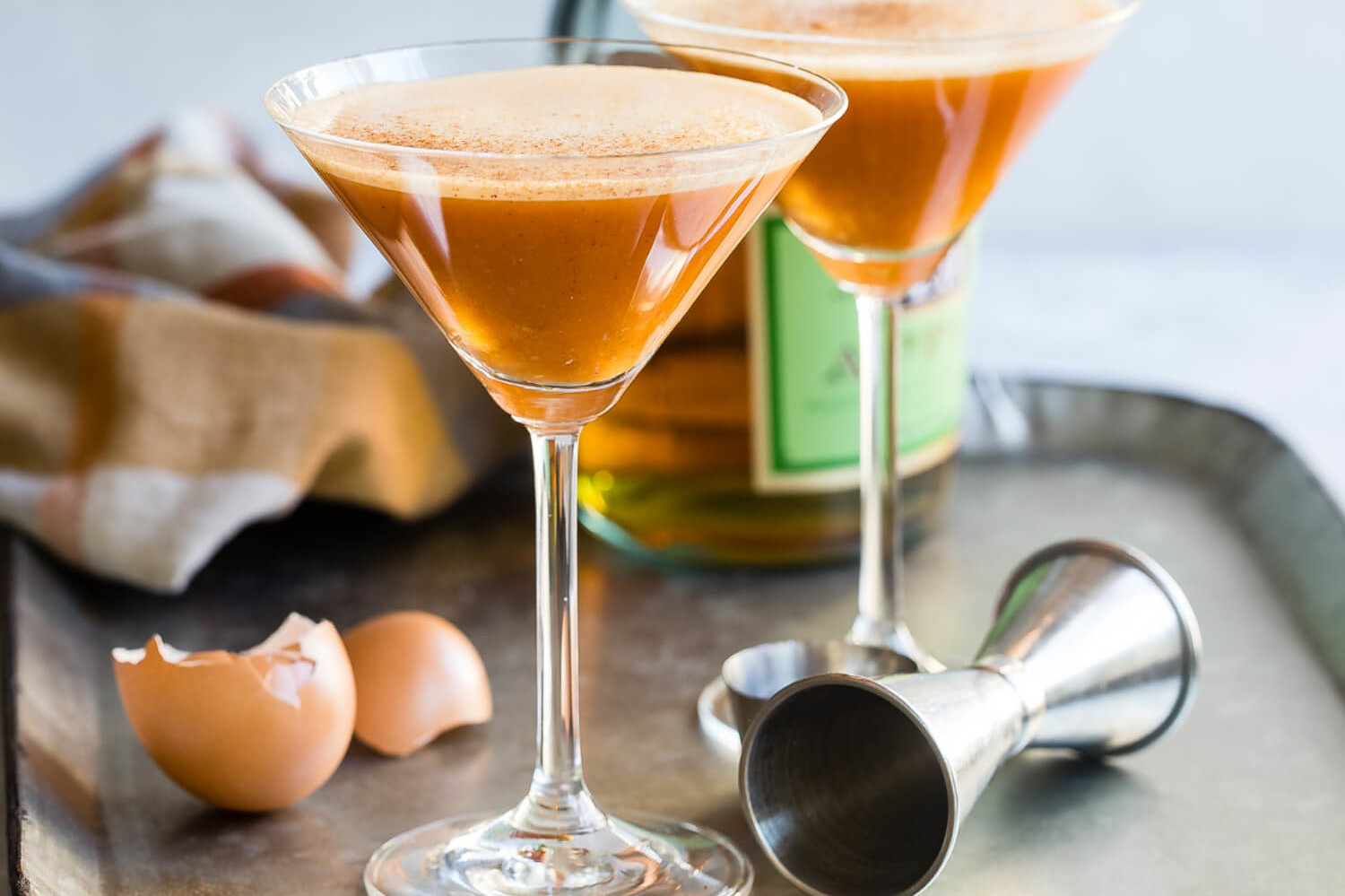 This pumpkin apple silk cocktail is perfect for a fall party or an after-work drink. It features a blended mix of egg whites, apple juice, pumpkin purée, and apple brandy. | peteandgerrys.com 