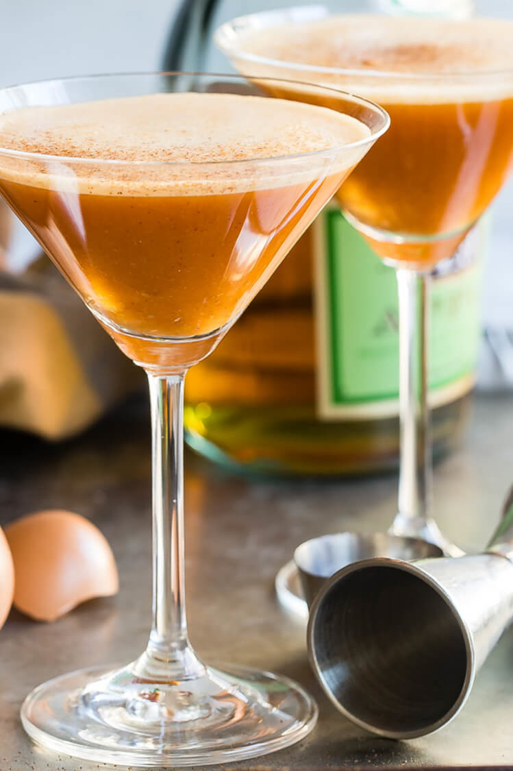 This pumpkin apple silk cocktail is perfect for a fall party or an after-work drink. It features a blended mix of egg whites, apple juice, pumpkin purée, and apple brandy. | peteandgerrys.com 