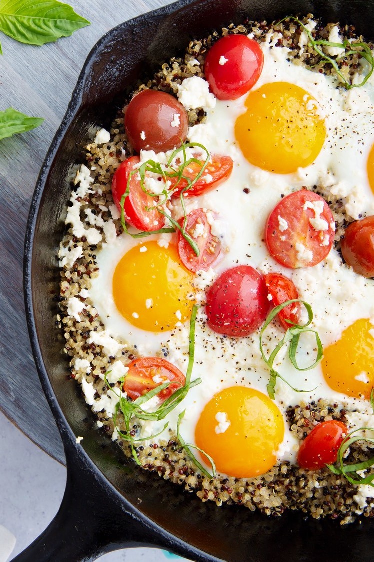 This summer skillet is filled with quinoa, heirloom tomatoes, basil, and feta cheese. Perfect as a summertime lunch or appetizer. | peteandgerrys.com 